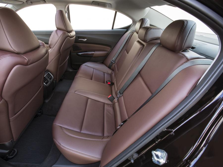 Интерьер Acura TLX 3.5L V6 2015 года  (фото 8 из 16)